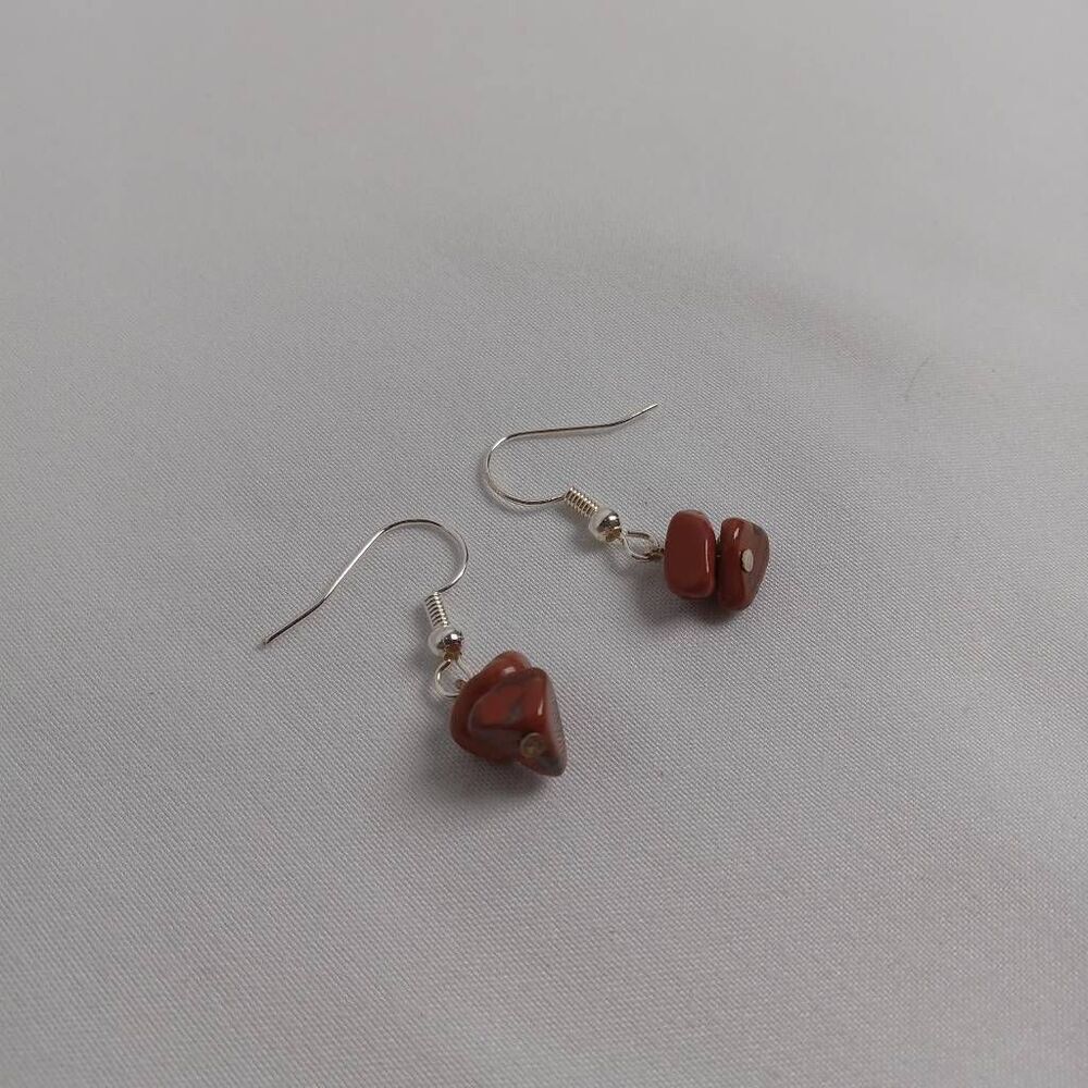 5/$25 CLEARANCE Red stone chip earrings - Picture 2 of 4